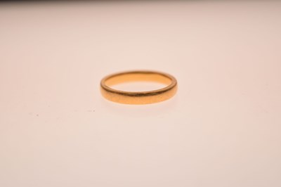 Lot 31 - 22ct gold wedding band