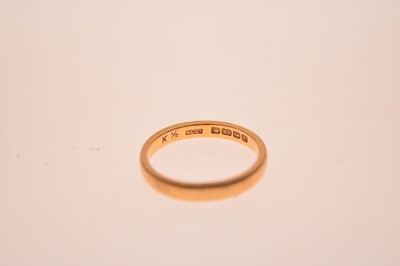 Lot 31 - 22ct gold wedding band