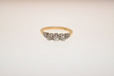Lot 3 - Three stone diamond ring