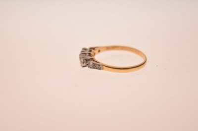 Lot 3 - Three stone diamond ring