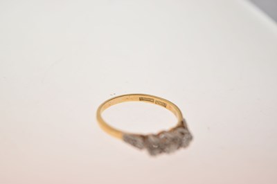 Lot 3 - Three stone diamond ring
