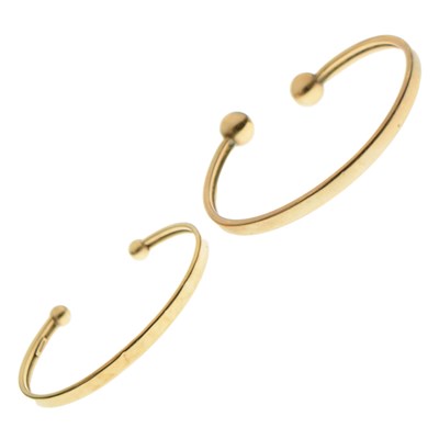 Lot 126 - Two 9ct gold torc bangles