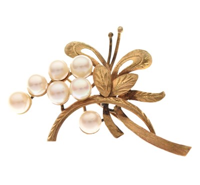 Lot 36 - Cultured pearl set brooch