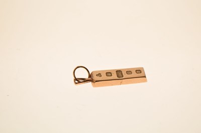 Lot 68 - 9ct gold ingot pendant