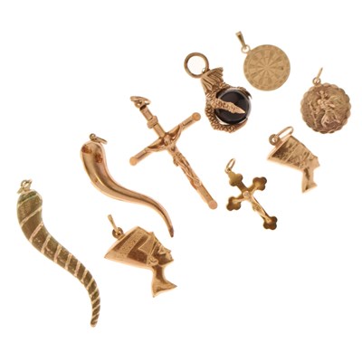 Lot 150 - Assorted 9ct gold pendants and charms, etc