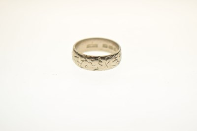 Lot 43 - 18ct white gold wedding band