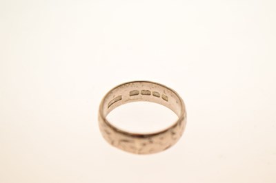 Lot 43 - 18ct white gold wedding band