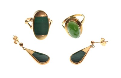 Lot 76 - 9ct gold malachite ring