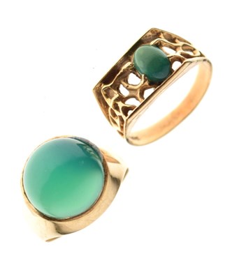 Lot 10 - '14k' yellow metal and green agate ring