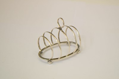Lot 185 - George V silver toast rack of oval form