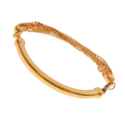 Lot 103 - Unmarked yellow metal bangle