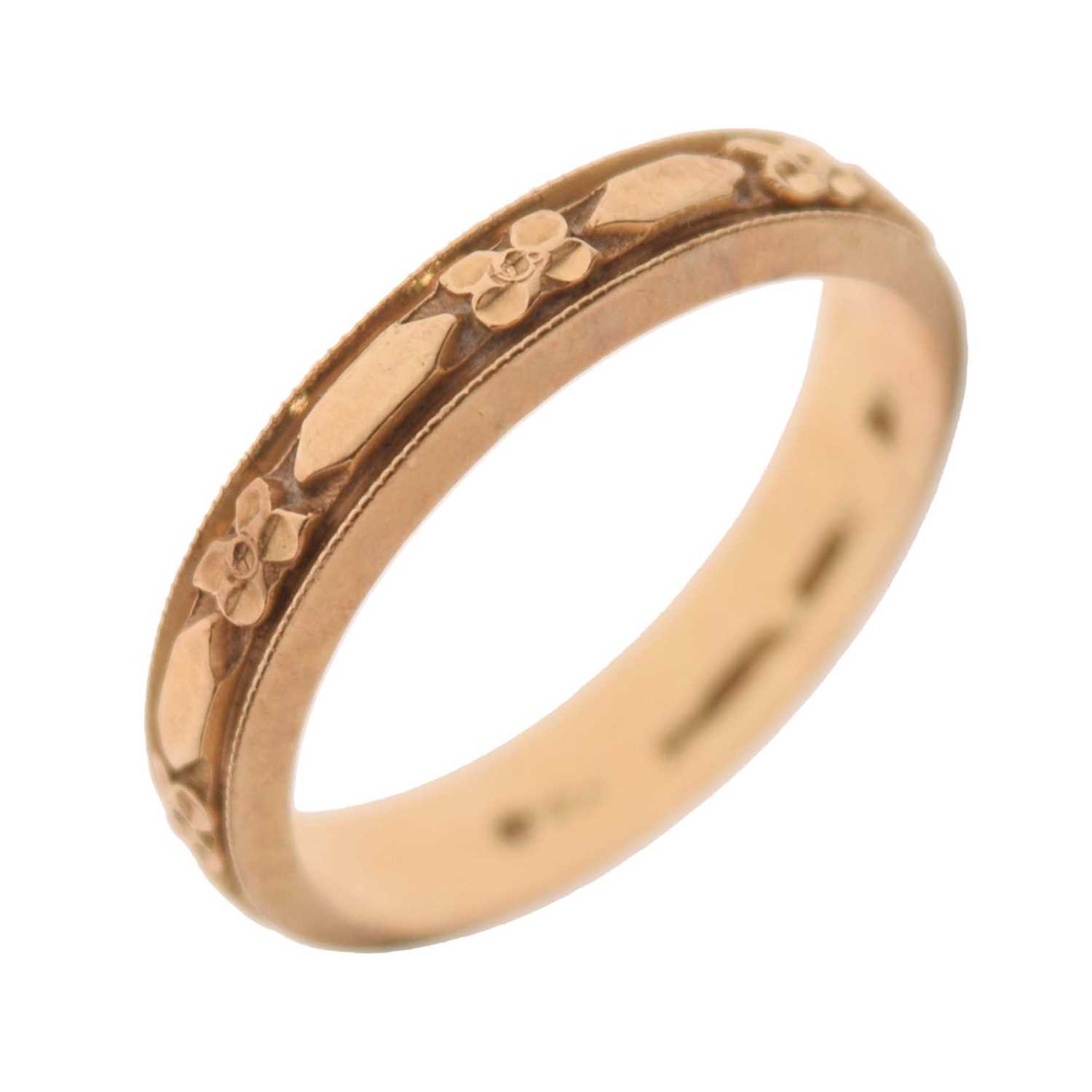 Lot 32 - Yellow metal wedding band