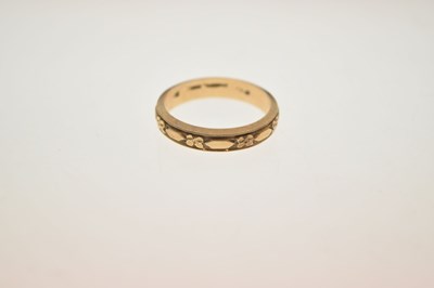Lot 32 - Yellow metal wedding band