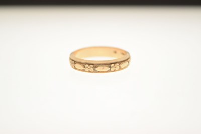 Lot 32 - Yellow metal wedding band