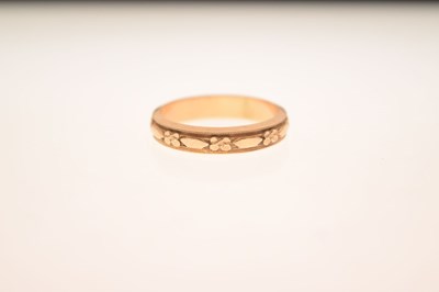 Lot 32 - Yellow metal wedding band