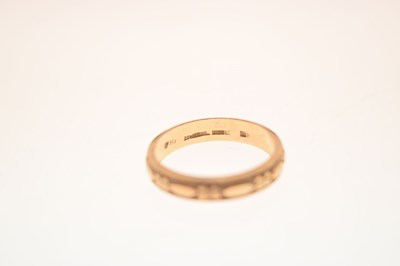 Lot 32 - Yellow metal wedding band