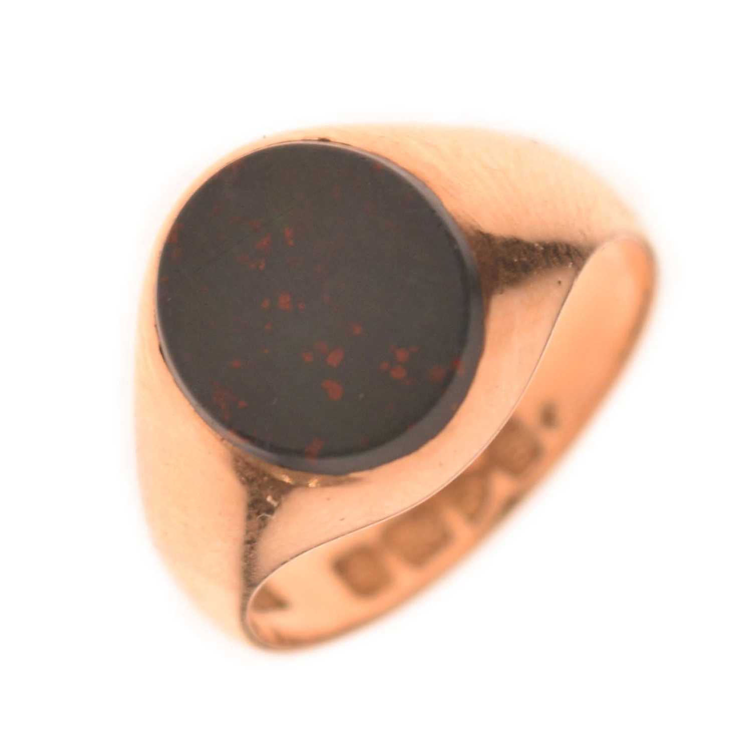 Lot 4 - Edwardian 18ct gold bloodstone signet ring