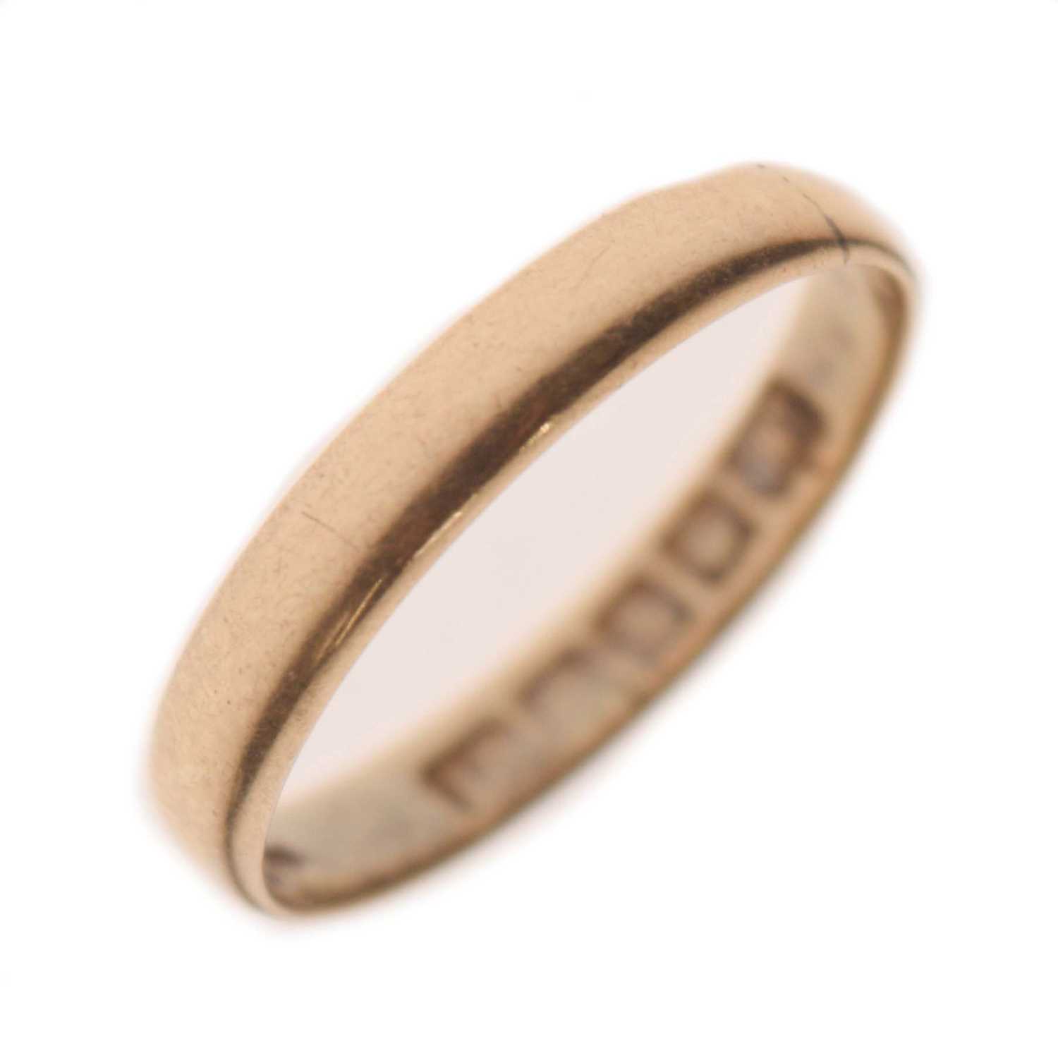 Lot 45 - 18ct gold wedding band