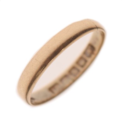 Lot 45 - 18ct gold wedding band