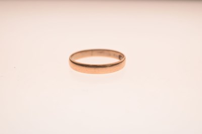 Lot 45 - 18ct gold wedding band