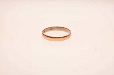 Lot 45 - 18ct gold wedding band