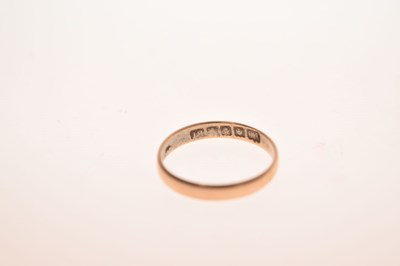 Lot 45 - 18ct gold wedding band