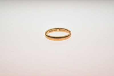 Lot 44 - 18ct gold wedding band