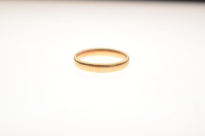 Lot 44 - 18ct gold wedding band