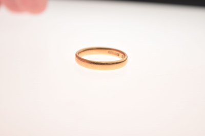Lot 44 - 18ct gold wedding band