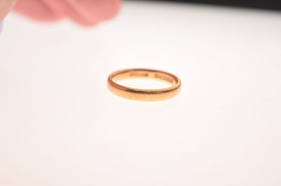 Lot 44 - 18ct gold wedding band