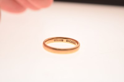 Lot 44 - 18ct gold wedding band