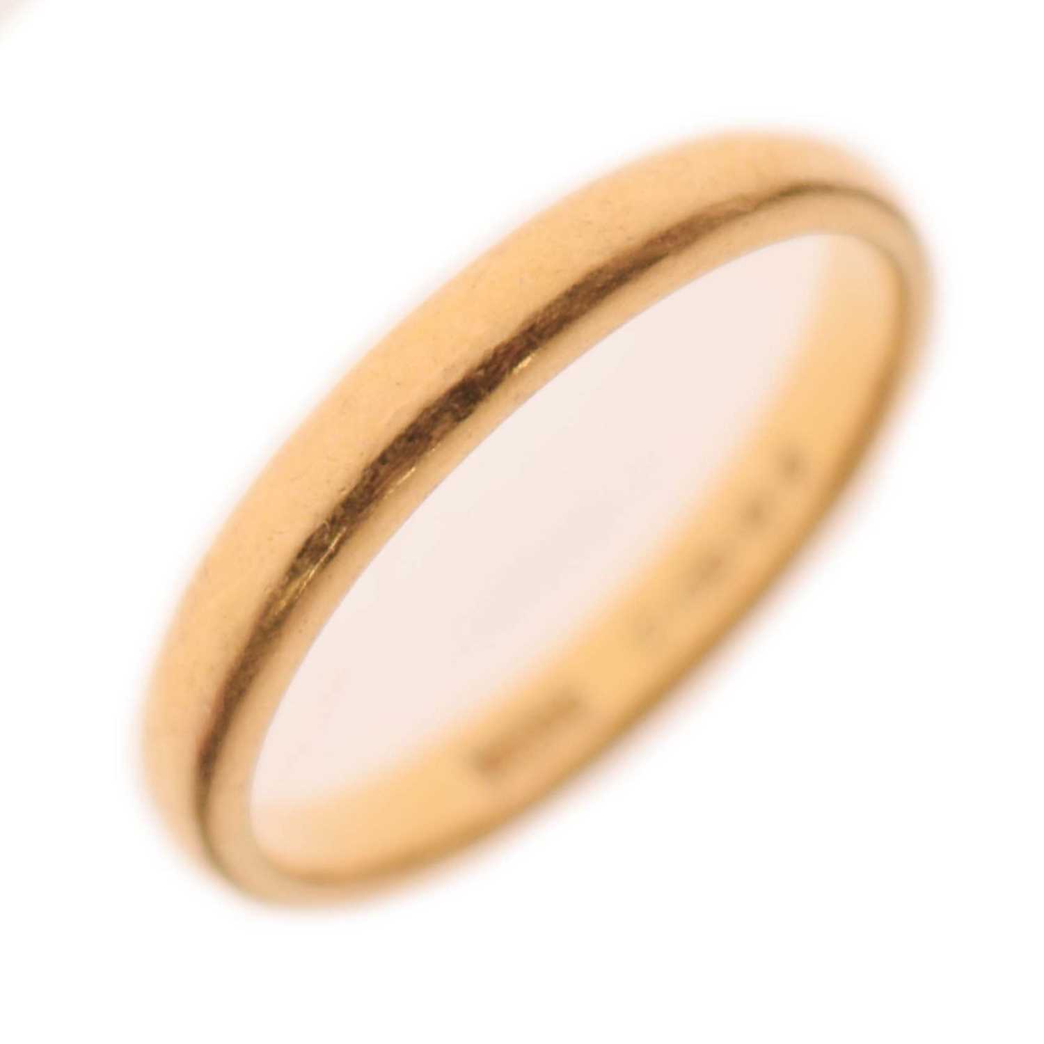 Lot 49 - 22ct gold wedding band