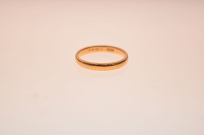 Lot 49 - 22ct gold wedding band