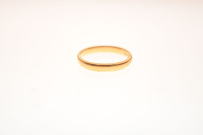 Lot 49 - 22ct gold wedding band