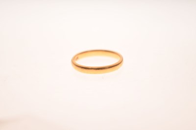 Lot 49 - 22ct gold wedding band