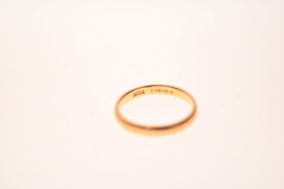 Lot 49 - 22ct gold wedding band