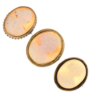 Lot 35 - Victorian shell cameo brooch