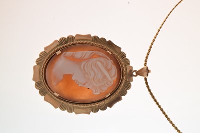 Lot 73 - 9ct gold shell cameo pendant