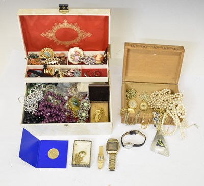 Lot 161 - Collection of costume jewellery