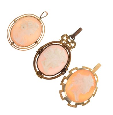 Lot 33 - Shell cameo pendant