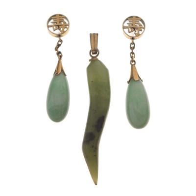 Lot 138 - Pair of Chinese jade drop earrings, and a pendant, etc