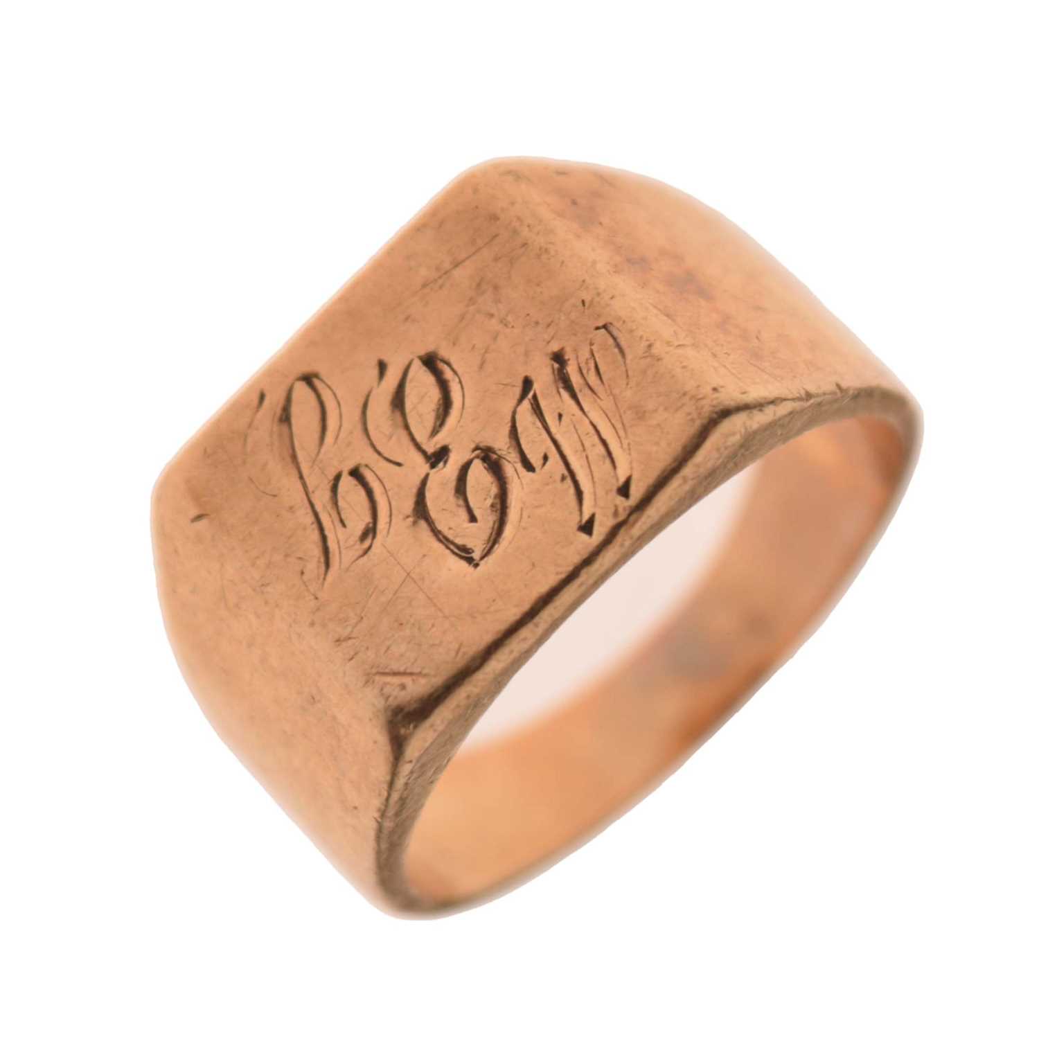 Lot 34 - Yellow metal signet ring