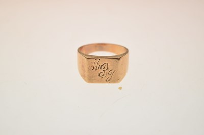 Lot 34 - Yellow metal signet ring