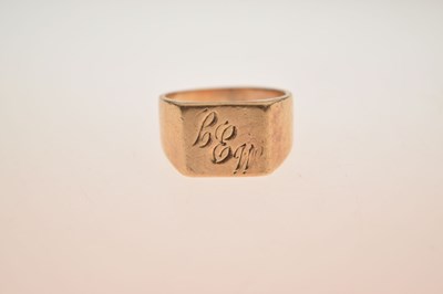 Lot 34 - Yellow metal signet ring
