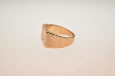 Lot 34 - Yellow metal signet ring