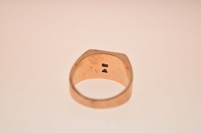 Lot 34 - Yellow metal signet ring
