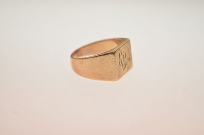 Lot 34 - Yellow metal signet ring