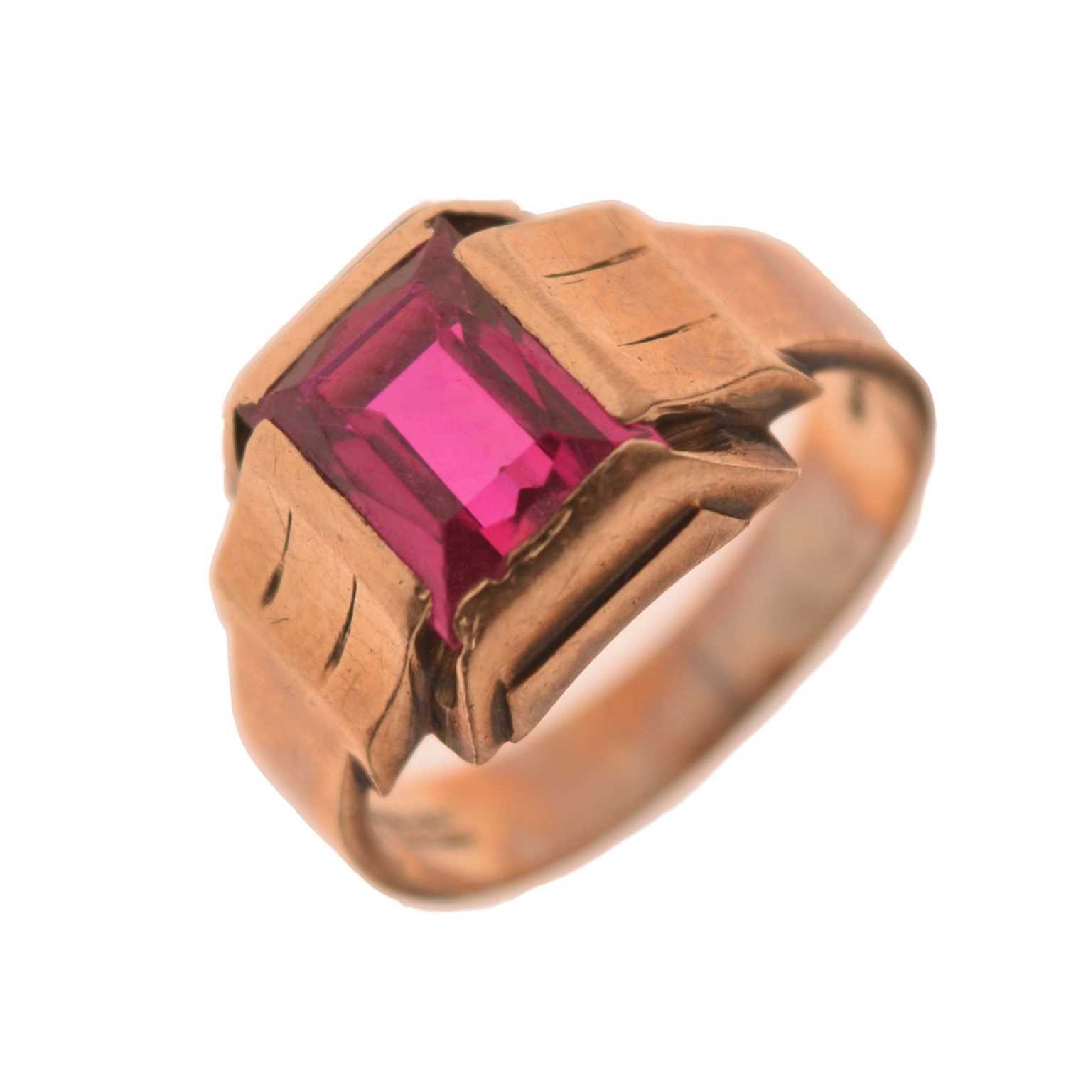 Lot 14 - Yellow metal gem set dress ring