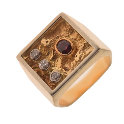 Lot 7 - Diamond and ruby yellow metal dress ring