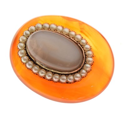 Lot 25 - Victorian oval agate brooch